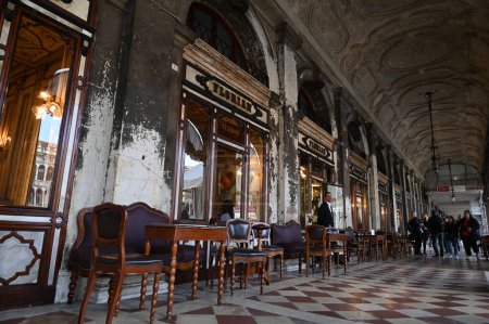 Foto de Primer plano de las arcadas del Café Florian en Venecia - Imagen libre de derechos