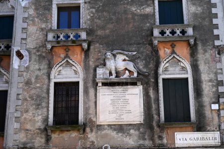 Flachrelief eines venezianischen Löwen an einer Wand des Hauses von Giovanni und Sebastiano Caboto in der Via Garibaldi