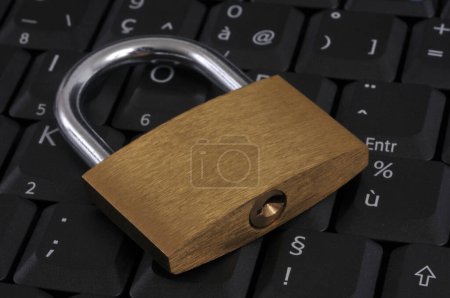 Téléchargez les photos : Concept de sécurité informatique avec cadenas placé sur un clavier d'ordinateur - en image libre de droit
