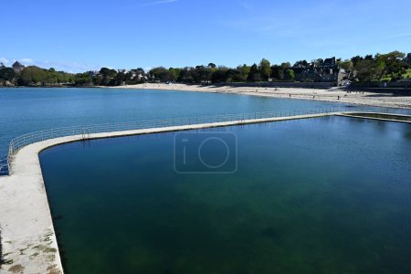 Téléchargez les photos : Piscine d'eau de mer Prieur avec plage Prieure en arrière-plan - en image libre de droit