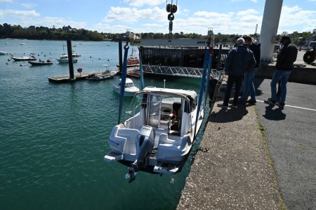 Téléchargez les photos : Treuil de bateau à moteur pour le lancement dans la marina Dinard - en image libre de droit