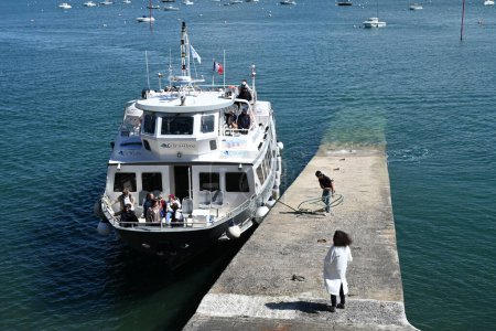 Téléchargez les photos : Compagnie maritime Corsaire traversée en bateau entre Saint-Malo et Dinard arrivant au quai de débarquement - en image libre de droit