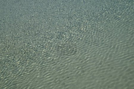 Foto de Reflejos solares en el agua de mar sobre fondo - Imagen libre de derechos