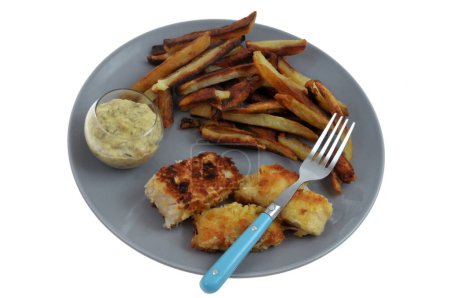 Placa de pescado casero y patatas fritas con un primer plano tenedor aislado sobre fondo blanco