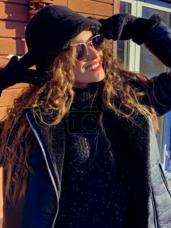Téléchargez les photos : Gros plan portrait extérieur de dame heureuse à la mode à l'heure d'hiver - en image libre de droit