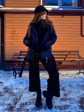 Foto de Hermosa dama caminando por la calle en el frío día de invierno - Imagen libre de derechos