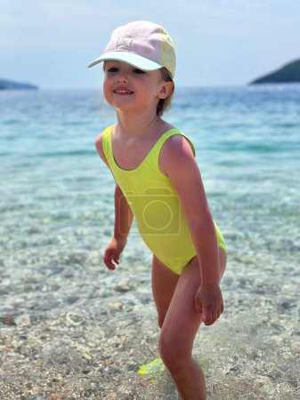 Téléchargez les photos : Portrait d'adorable petite fille à la plage pendant les vacances d'été - en image libre de droit