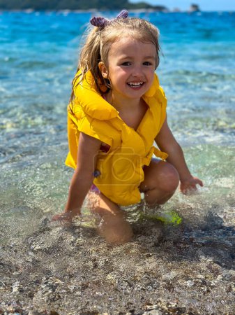 Foto de Retrato de niña adorable en la playa durante las vacaciones de verano - Imagen libre de derechos