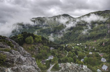 Dichter Wald, Wolken und Regen über dem Bergort Gorna Belica, der ein Paradies für Touristen ist.