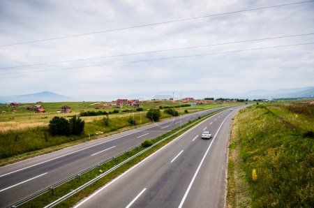Téléchargez les photos : L'itinéraire européen E 75 fait partie du réseau routier international E-road, qui est une série de routes principales en Europe. Une partie de la route en Macédoine photographiée depuis le pont au-dessus. - en image libre de droit