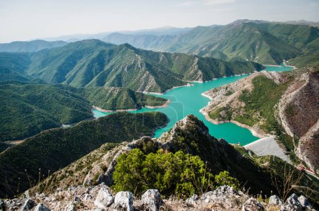 Lago azul verde Kozjak rodeado de colinas en las montañas de Macedonia. Gran lago artificial. Impresionante vista panorámica.