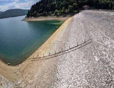 Presa en el lago Mavrovo construida de piedra, artificialmente en 1950. En los últimos años, debido a las bajas precipitaciones, hay menos agua. 