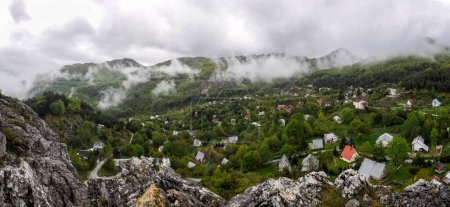 Dichter Wald, Wolken und Regen über dem Bergort Gorna Belica, der ein Paradies für Touristen ist.
