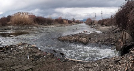 Große Verschmutzung des Wassers des Flusses Crn Drim am Ausgang des Touristenortes Struga. Unbehandeltes Wasser aus der Kläranlage fließt ein. Der Wasserspiegel wurde durch einen nahe gelegenen Damm abgesenkt.