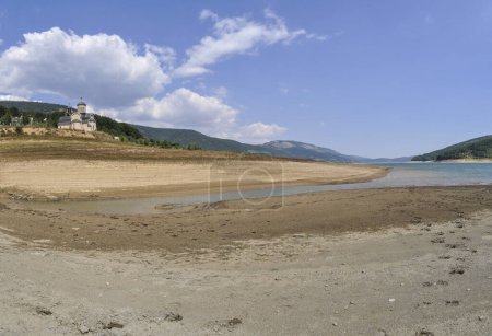 Ein Panoramablick auf den Mavrovo-See, der 1950 künstlich angelegt wurde. In den letzten Jahren gibt es aufgrund geringerer Niederschläge weniger Wasser. Ein Blick auf das zurückgehende Wasser in der Ferne.