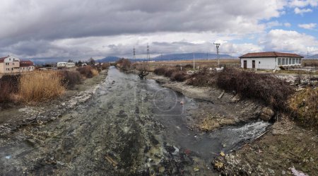 Große Verschmutzung des Wassers des Flusses Crn Drim am Ausgang des Touristenortes Struga. Unbehandeltes Wasser aus der Kläranlage fließt ein. Der Wasserspiegel wurde durch einen nahe gelegenen Damm abgesenkt.