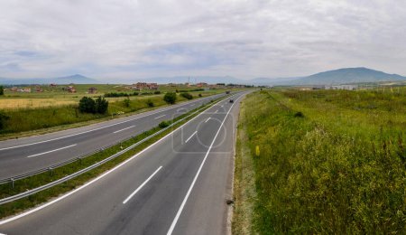 Téléchargez les photos : L'itinéraire européen E 75 fait partie du réseau routier international E-road, qui est une série de routes principales en Europe. Une partie de la route en Macédoine photographiée depuis le pont au-dessus. - en image libre de droit
