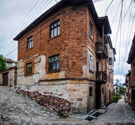 Téléchargez les photos : Maisons à l'architecture ancienne encore en usage dans la ville de montagne de Vevcani, Macédoine. Célèbre pour le carnaval. - en image libre de droit