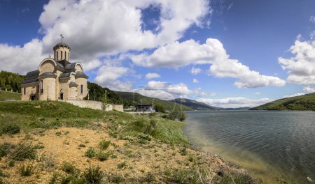 La nouvelle église de Saint-Nicolas construite près de l'église coulée dans le lac Mavrovo.