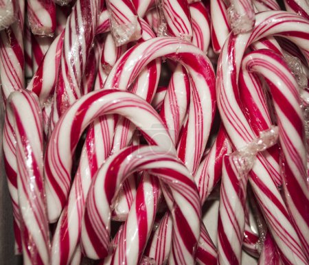 Foto de Patrón de bastón de caramelo rojo navideño, textura y fondo - Imagen libre de derechos