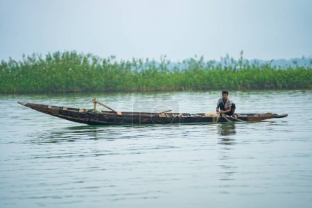 Foto de 15 de agosto de 2023 Tanguar Haor, Sunamganj, Sylhet, Bangladesh. Pesca del pescador con su red de pesca. - Imagen libre de derechos