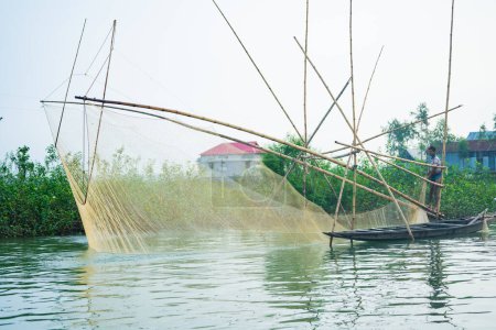 Foto de 15 de agosto de 2023 Tanguar Haor, Sunamganj, Sylhet, Bangladesh. Pesca del pescador con su red de pesca. - Imagen libre de derechos