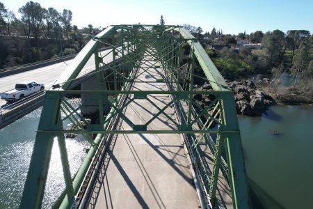 Foto de Photo of bridge spanning feather river in Oroville California - Imagen libre de derechos