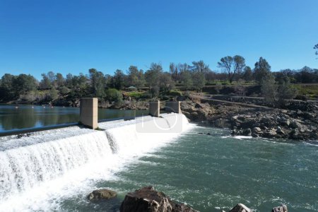 Foto de Photo of Oroville Dam and feather river in central California - Imagen libre de derechos