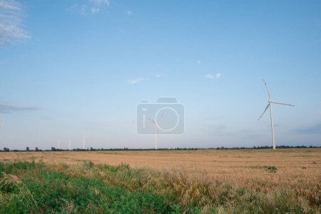 Téléchargez les photos : Les éoliennes produisent de l'énergie dans les campagnes. Des éoliennes respectueuses de l'environnement produisent de l'énergie propre et renouvelable pour soutenir les terres agricoles - en image libre de droit