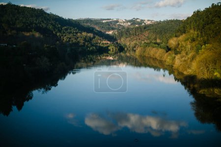 Foto de Landscape of the banks of the Douro River, Portugal. - Imagen libre de derechos