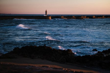 Téléchargez les photos : L'océan surfe près de la jetée à Porto dans la soirée. Portugal. - en image libre de droit
