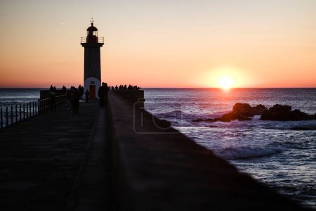 Téléchargez les photos : Le phare océanique de Porto dans la soirée dans le doux contre-jour. Portugal. - en image libre de droit