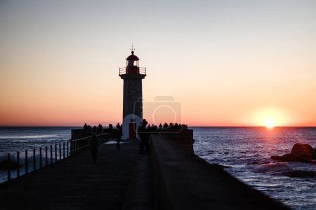 Téléchargez les photos : Le phare de Porto pendant un coucher de soleil calme. Portugal. - en image libre de droit
