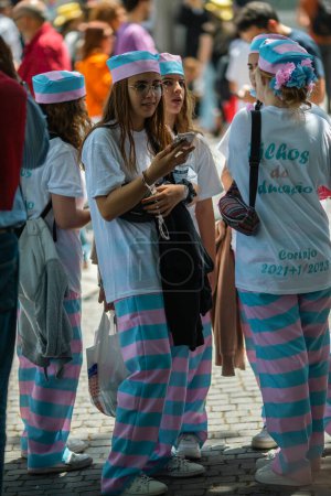 Téléchargez les photos : PORTO, PORTUGAL - 9 MAI 2023 : Queima das Fitas Parade de Porto - fête annuelle des étudiants portugais des universités. Les diplômés portent un haut-de-forme et une canne à pied, les deux couleurs de leur faculté. - en image libre de droit