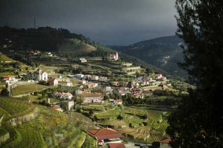 Vue d'un village dans les collines de la vallée du Douro à l'aube, Portugal.