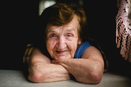 Expressive close-up portrait capture des détails complexes du visage de la femme âgée, révélant une vie d'histoires dans chaque rides et lignes. Ses yeux transmettent profondeur et sagesse, invitant à la réflexion.
