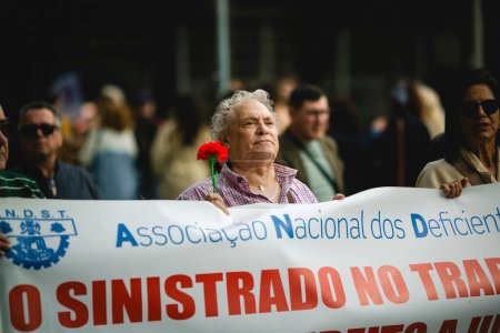 Téléchargez les photos : PORTO, PORTUGAL 25 avril 2024 : Défilé de la liberté pendant la célébration des 50 ans de la révolution des œillets, alias le 25 avril. C'était un coup d'Etat militaire par des officiers de gauche le 25 avril 1974. - en image libre de droit