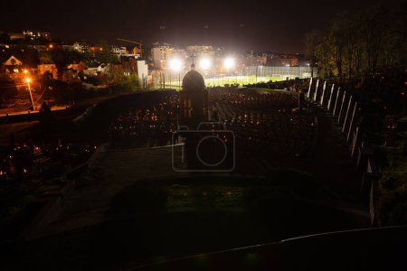 Téléchargez les photos : Lviv, Ukraine - 1 novembre 2022 : Musée national d'histoire et de culture du cimetière Lychakiv à Lviv, Ukraine, le soir de la Toussaint - en image libre de droit