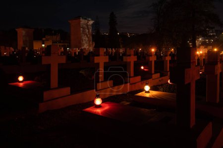 Téléchargez les photos : Lviv, Ukraine - 1 novembre 2022 : Musée national d'histoire et de culture du cimetière Lychakiv à Lviv, Ukraine, le soir de la Toussaint - en image libre de droit