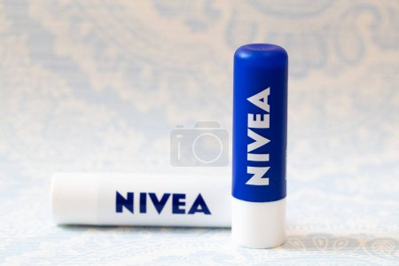 Téléchargez les photos : Beiersdorf, Allemagne - 5 décembre 2022 : Baume à lèvres Nivea - en image libre de droit