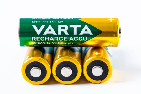 Foto de Lviv, Ucrania - 12 de diciembre de 2022: Varta recarga la batería Accu power Ni-MH AAA sobre fondo blanco - Imagen libre de derechos
