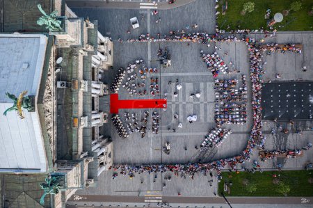 Foto de Lviv, Ukraine - August 12, 2021: Opening of  the 122nd theater season of the Lviv National Opera. Aerial view from drone - Imagen libre de derechos