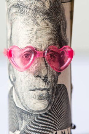 Téléchargez les photos : Alexander Hamilton from US 10 dollar banknote in pink heart sunglasses for design purpose - en image libre de droit