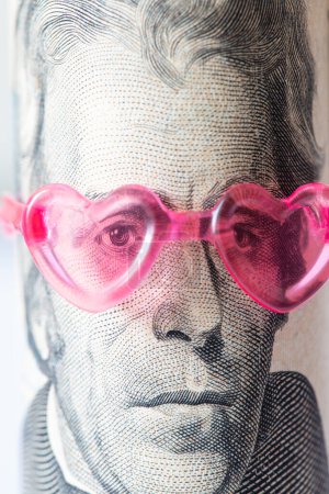 Téléchargez les photos : Alexander Hamilton from US 10 dollar banknote in pink heart sunglasses for design purpose - en image libre de droit