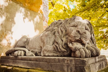 Escultura de león dormido
