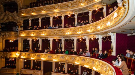 Foto de Lviv, Ucrania - 13 de marzo de 2023: Komu Vnyz - 35 Años. Concierto con Orquesta Sinfónica en la Ópera Nacional de Lviv. Personas en Lviv Opera - Imagen libre de derechos