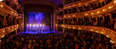 Foto de Lviv, Ucrania - 13 de marzo de 2023: Komu Vnyz - 35 Años. Concierto con Orquesta Sinfónica en la Ópera Nacional de Lviv. Personas en Lviv Opera - Imagen libre de derechos