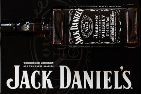 Téléchargez les photos : Lviv, Ukraine - 24 décembre 2017 : Cadeau de Jack Daniel en bouteille et boîte en métal sur fond noir - en image libre de droit