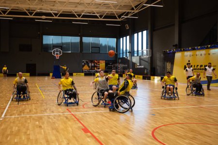 Foto de Lviv, Ucrania - 29 de mayo de 2023: Invictus Games Ukraine 2023 in Lviv. Partido de baloncesto silla de ruedas - Imagen libre de derechos