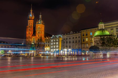 Téléchargez les photos : Cracovie, Pologne - 8 octobre 2019 : Basilique Sainte-Marie (Eglise Notre-Dame prise au ciel) à Cracovie, Pologne la nuit - en image libre de droit